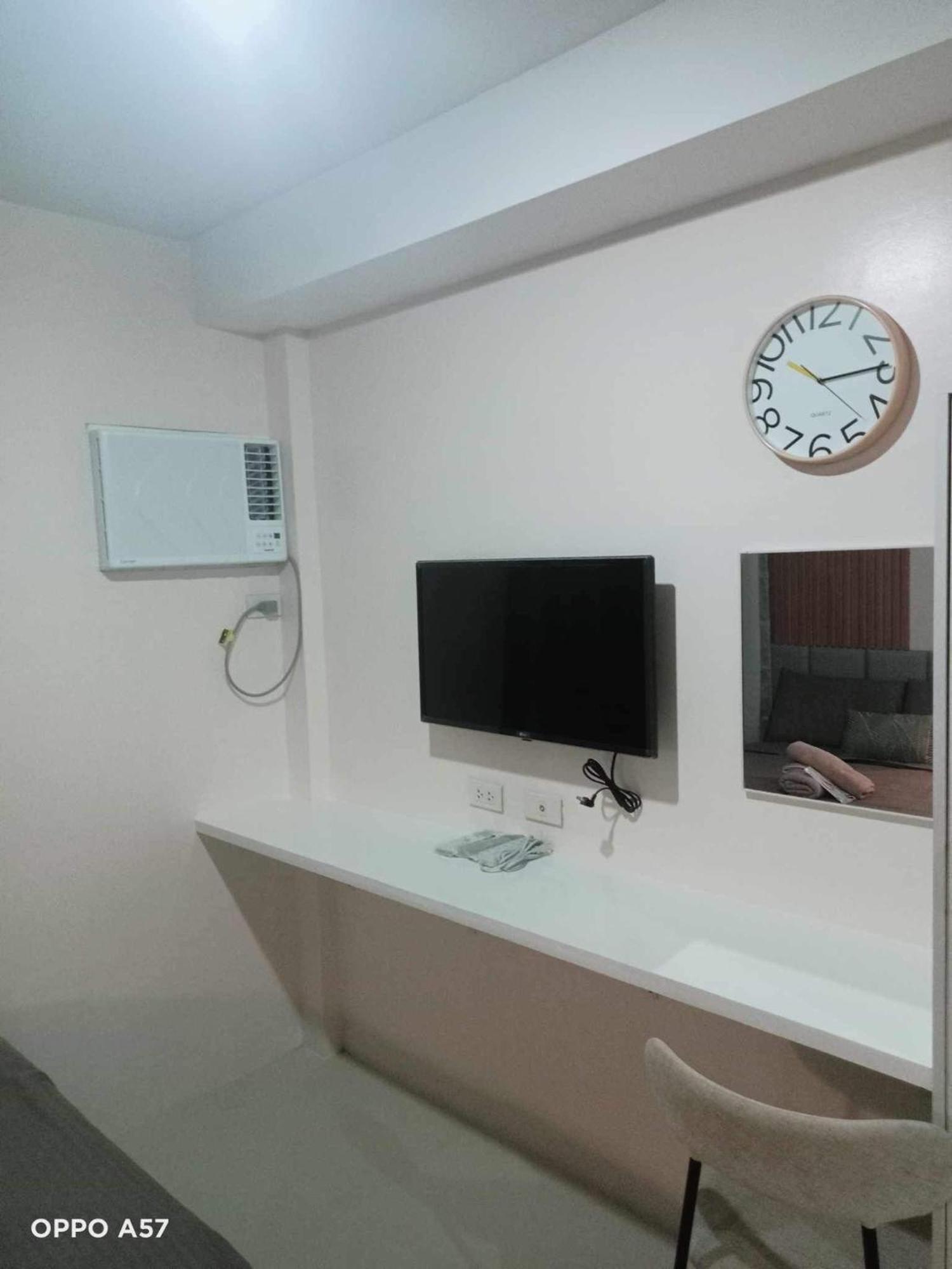 The Persimmon Studios Near Ayala And Sm City Cebu Room photo