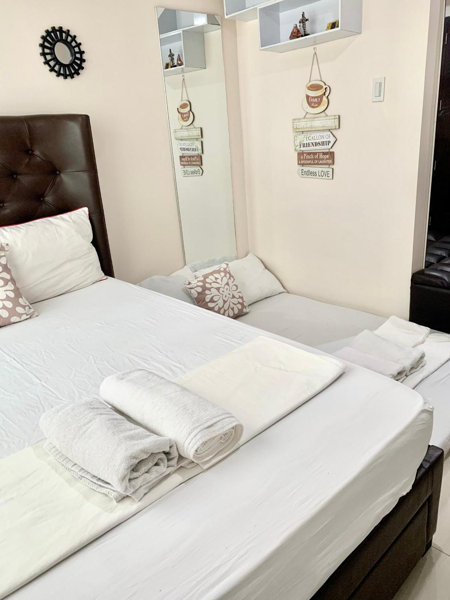 The Persimmon Studios Near Ayala And Sm City Cebu Room photo