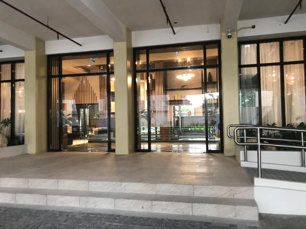 The Persimmon Studios Near Ayala And Sm City Cebu Exterior photo